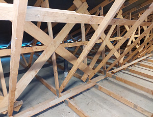 Zateplení stropu dětské léčebny pomocí foukané izolace